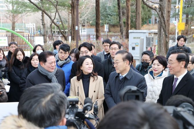 최대호 안양시장(왼쪽)이 3일 김윤덕 국토부 장관*오른쪽 2번째), 이재정 의원(가운데)과 함께 평촌신도시 현장점검을 실시했다./사진제공=안양