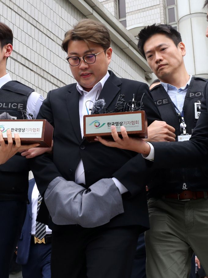 음주 뺑소니 혐의를 받고 있는 트로트 가수 김호중씨가 24일 서울 서초구 서울중앙지방법원에서 열린 영장실질심사을 마친 뒤 법원을 나서고 있다. /사진=뉴시스