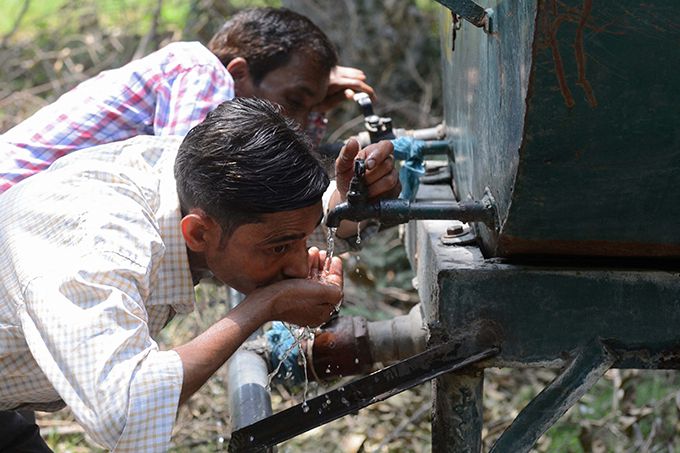8년 연속 '인도에서 가장 깨끗한 도시'로 선정된 인도르에서 상수도에 하수가 유입돼 최소 16명이 숨지고 1400명 이상이 집단 감염되는 참사가 발생한 이후, 인도 국민들이 식수의 안전성에 대한 의문을 제기하고 있다. 사진은 이해를 돕기 위한 자료 사진./AFPBBNews=뉴스1