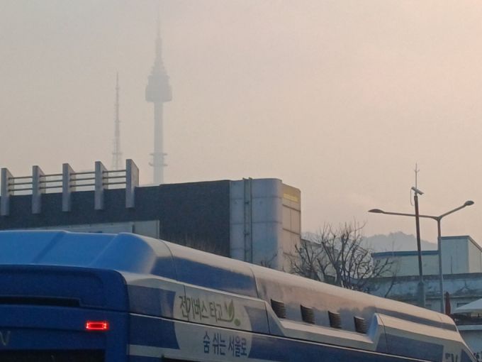 26일 오전 최씨가 찍은 남산타워. 최씨는 남산타워가 얼마나 선명히 보이는지를 기준으로 대기질을 가늠한다고 한다. /사진=본인제공