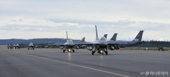 공군이 지난 5일 레드플래그 훈련 참가를 위해 KF-16 편대가 미국 알래스카주 아일슨 공군기지로 출발했다고 밝혔다. 사진은 지난 4일(현지 시간) 미국 알래스카주 아일슨 기지에 무사히 착륙한 KF-16 편대가 미리 도착한 본대의 환호를 받고 있다. / 사진=공군
