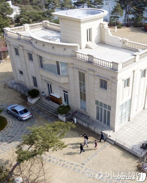 (가평=뉴스1) 안은나 기자 = 이만희 신천지예수교 증거장막성전 총회장이 지난 3월2일 오후 경기 가평 신천지 연수원 평화의 궁전에서 신종 코로나바이러스 감염증(코로나19) 사태와 관련해 공식 입장을 밝히기 위해 정문으로 향하고 있다. 이 총회장은 기자회견에서 "고의적인 것이 아니지만 많은 감염자가 나왔다"라며 "국민여러분에게 이번 기회에 진심으로 사죄의 말씀을 드린다"라며 큰절을 하기도 했다. 2020.3.2/뉴스1