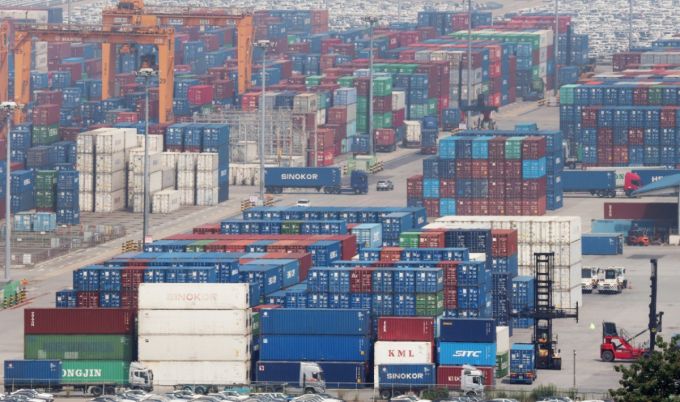 경기 평택시 포승읍 평택항에 수출용 컨테이너들이 세워져 있는 모습. 2025.7.8/뉴스1  Copyright (C) 뉴스1. All rights reserved. 무단 전재 및 재배포,  AI학습 이용 금지. /사진=뉴스1