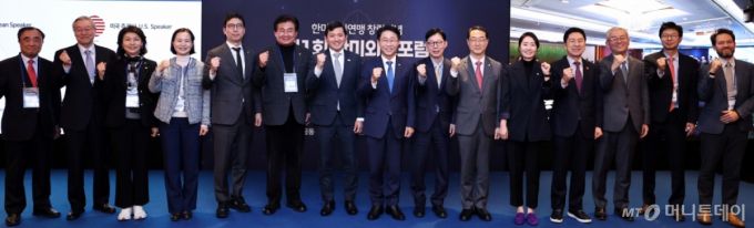 (서울=뉴스1) 구윤성 기자 = 케빈 김 주한미국대사대리와 한미의원연맹 공동회장인 조정식 더불어민주당 의원, 박윤주 외교부 1차관 등 참석자들이 20일 오후 서울 중구 롯데호텔에서 열린 한미의원연맹 창립기념 제1회 한미외교포럼에서 기념촬영을 하고 있다. 2025.11.20/뉴스1  Copyright (C) 뉴스1. All rights reserved. 무단 전재 및 재배포,  AI학습 이용 금지.