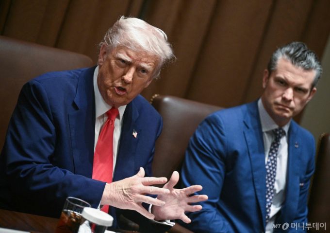 도널드 트럼프 미국 대통령이 지난 4월10일(현지시간) 워싱턴 백악관에서 열린 각료회의에서 “시진핑 중국 국가주석을 매우 존중한다. 양국 모두에게 매우 좋은 결과로 끝날 수 있게 중국과 합의를 할 수 있기를 바란다”고 밝혔다. 트럼프 대통령 옆에는 피트 헤그세스 미국 국방부 장관. / AFP=뉴스1