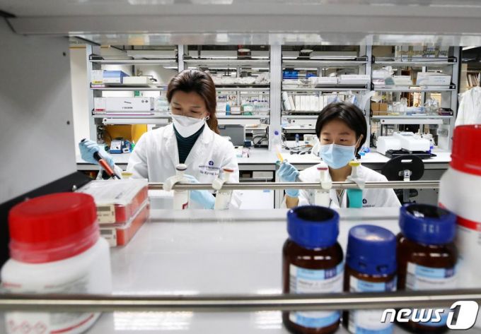 (성남=뉴스1) 조태형 기자 = 28일 오후 경기도 성남시 한국파스퇴르연구소에서 연구원들이 신종 코로나바이러스 감염증(코로나19) 치료제 개발 연구를 하고 있다. 2020.2.28/뉴스1
