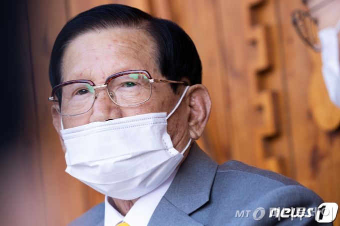 (가평=뉴스1) 허경 기자 = 이만희 신천지예수교 증거장막성전 총회장이 2일 오후 경기 가평 신천지 평화의 궁전에서 열린 코로나바이러스 감염증(코로나19) 사태 관련 기자회견을 하고 있다.  이 총회장은 \"국민 앞에 엎드려 사죄한다\"며 큰절을 한 뒤 \"교단에서는 최선의 노력을 다했지만, 환자가 많이 발생해 송구하다. 힘 닿는 데까지 인적·물적 지원을 아끼지 않겠다\"고 밝혔다. 2020.3.2/뉴스1   <저작권자 ⓒ 뉴스1코리아, 무단전재 및 재배포 금지>