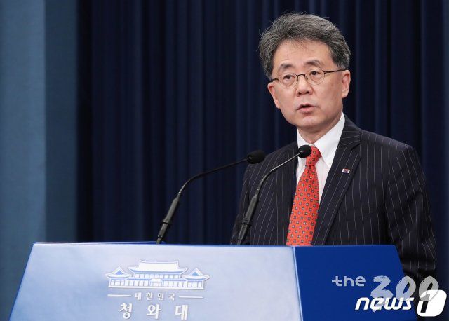 (서울=뉴스1) 박정호 기자 = 김현종 국가안보실 제2차장이 28일 오후 청와대 춘추관에서 2020년 개정 미사일 지침 채택 관련 브리핑을 하고 있다.   청와대는 대한민국의 모든 기업과 연구소, 대한민국 국적의 모든 개인 등은 기존의 액체 연료 뿐만 아니라 고체연료와 하이브리드형 다양한 우주발사체를 아무런 제한 없이 연구·개발하고 생산·보유할 수 있게 됐다”고 밝혔다. 2020.7.28/뉴스1