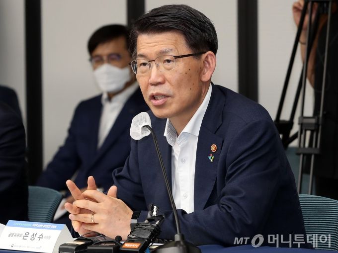 은성수 금융위원장이 16일 오후 서울 영등포구 예탁결제원에서 열린 '크라우드펀딩 발전방안 간담회'에 참석해 모두발언을 하고 있다. / 사진=김휘선 기자 hwijpg@