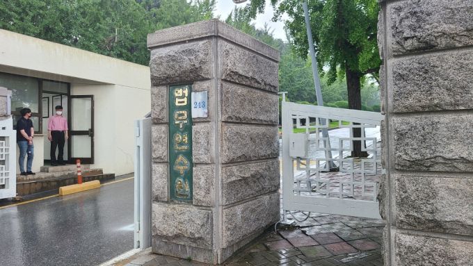 지난 29일 '검언유착' 의혹과 관련해 서울중앙지검 형사1부(부장검사 정진웅)가 압수수색을 집행한 경기도 용인시 기흥구 법무연수원 용인분원. 평상시에는 허가를 받으면 출입이 가능하나 '불법 압수수색' 논란이 일자 외부인의 출입이 전면 금지됐다./사진=오문영 기자