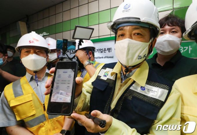 장석영 과학기술정보통신부 제2차관(오른쪽)이 23일 새벽 서울 을지로입구역 5세대 이동통신(5G) 공사 현장을 방문해 5G 다운로드 속도 측정 결과를 취재진에게 들어보이고 있다. /사진=뉴스1