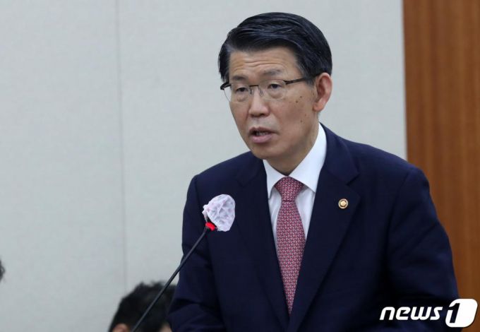 (서울=뉴스1) 박세연 기자 = 은성수 금융위원장이 29일 오전 서울 여의도 국회에서 열린 정무위 전체회의에 출석해 업무보고를 하고 있다. 2020.7.29/뉴스1