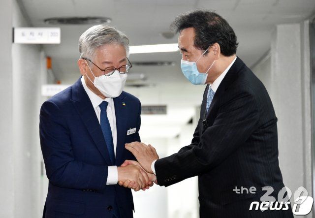 (수원=뉴스1) 조태형 기자 = 이낙연 더불어민주당 당대표 후보(오른쪽)가 30일 오전 경기도 수원시 팔달구 경기도청에서 이재명 경기도지사와 인사를 나누고 있다. 2020.7.30/뉴스1