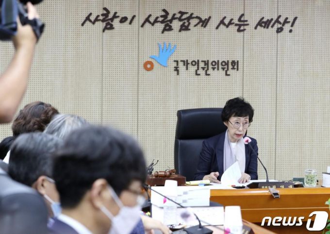 최영애 국가인권위원장이 고 박원순 전 서울시장의 성추행 의혹에 대한 국가인권위원회의 직권조사 여부가 결정되는 30일 오전 서울 중구 국가인권위원회 전원위원회실에서 열린 제26차 상임위원회에 참석해 상임위원들과 대화하고 있다./사진=뉴스1