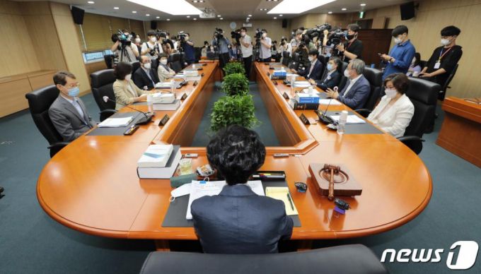 고 박원순 전 서울시장의 성추행 의혹에 대한 국가인권위원회의 직권조사 여부가 결정되는 30일 오전 서울 중구 국가인권위원회 전원위원회실에서 열린 제26차 상임위원회에서 최영애 인권위원장을 비롯한 상임위원들이 회의에 참석하고 있다. /사진=뉴스1