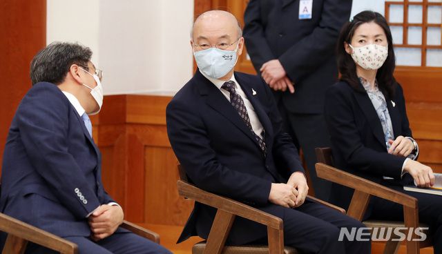 [서울=뉴시스박영태 기자 = 김조원 민정수석이 29일 청와대 본관에서 열린 통일부장관, 국가정보원장, 경철청장 임명장 수여식에 참석해 강기정 정무수석과 이야기를 나누고 있다. 오른쪽은 김외숙 인사수석. 2020.07.29.  since1999@newsis.com