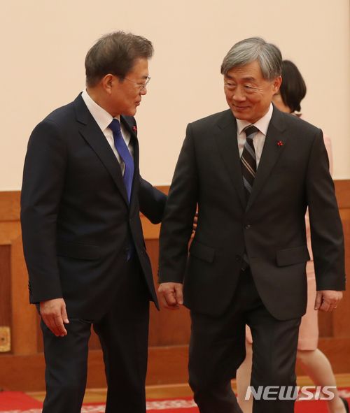 2018년 1월2일 감사원장 임명장 수여 후 문재인 대통령과 최 원장이 환담장으로 향하는 모습./사진=뉴시스