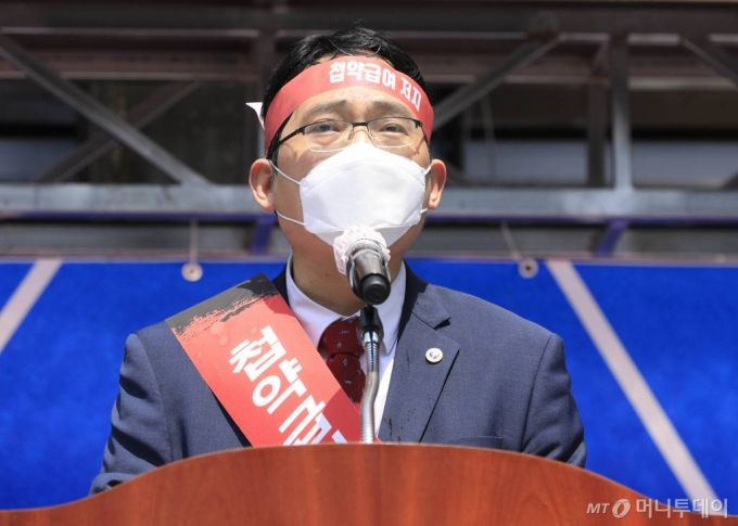 [서울=뉴시스] 박민석 기자 = 최대집 대한의사협회 회장이 28일 오후 서울 중구 청계천 한빛광장에서 '첩약 급여화 저지를 위한 대한의사협회 결의대회'에서 대회사를 하고 있다. 2020.06.28.   mspark@newsis.com