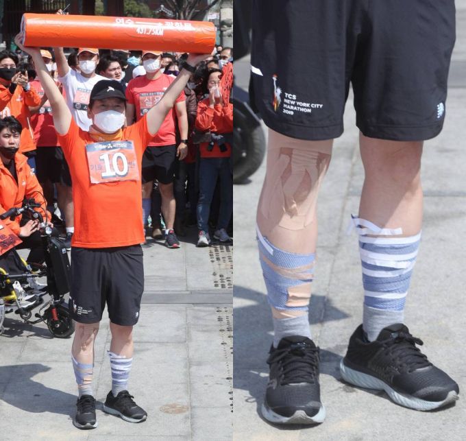 14일 오후 국토 종주 유세를 마치고 서울 광화문광장에 도착한 국민의당 안철수 대표의 다리에 스포츠 테이프가 가득 붙여져 있다. / 사진=홍봉진 기자 honggga@