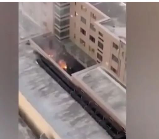 [서울=뉴시스] 미국 텍사스주 휴스턴 주재 중국총영사관 내에서 21일 저녁(현지시간) 문서를 태우고 있는 듯 불길이 보이고 있다. 미국 정부는 이날 총영사관에 '72시간내 폐쇄'를 명령했다. 동영상은 인근 건물 주민이 촬영한 것이다. <사진출처:트위터> 2020.07.23