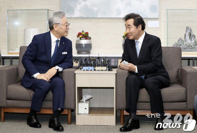 (수원=뉴스1) 조태형 기자 = 이낙연 더불어민주당 당대표 후보(오른쪽)가 30일 오전 경기도 수원시 팔달구 경기도청에서 이재명 경기도지사와 간담회를 갖고 있다. 2020.7.30/뉴스1