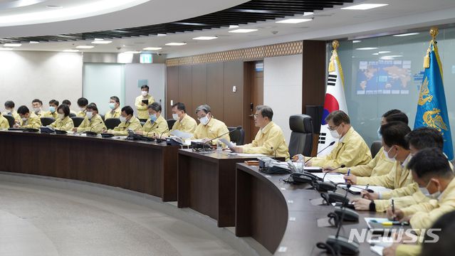 [서울=뉴시스]문재인 대통령이 4일 오후 청와대 위기관리센터에서 집중호우 대처 긴급상황점검회의를 주재하고 있다.(사진=청와대 제공) 2020.08.04.   photo@newsis.com