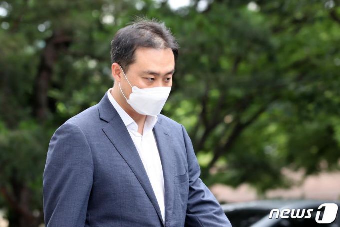 (서울=뉴스1) 이승배 기자 = 투자자들을 속여 펀드를 판매한 혐의를 받는 원종준 라임자산운용 대표가 7월14일 오전 서울 양천구 서울남부지방법원에서 열린 구속 전 피의자 심문(영장실질심사)에 출석하고 있다.  원 대표와 이 본부장은 투자자들에게 해외무역펀드 부실사실을 고지하지 않고 기존 펀드의 환매자금으로 사용할 의도였음에도 마치 해외무역펀드에 직접 투자할 것처럼 투자자들을 속인 혐의를 받는다. 2020.7.14/뉴스1