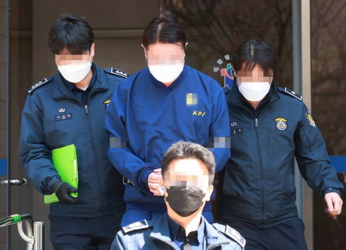 라임자산운용 사모펀드 환매 중단 사태와 관련해 긴급 체포된 신한금융투자 전 본부장 임모씨가 3월27일 오후 서울 남부지방법원에서 영장실질심사를 받은 뒤 청사를 나서고 있다./사진=이동훈 기자