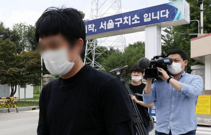 [의왕=뉴시스]홍효식 기자 = 세계 최대 아동 성 착취물 사이트 '웰컴 투 비디오' 운영자인 손정우 씨가 6일 오후 미국 송환 불허 결정으로 석방돼 경기도 의왕시 서울구치소를 나서고 있다. 2020.07.06.   yesphoto@newsis.com