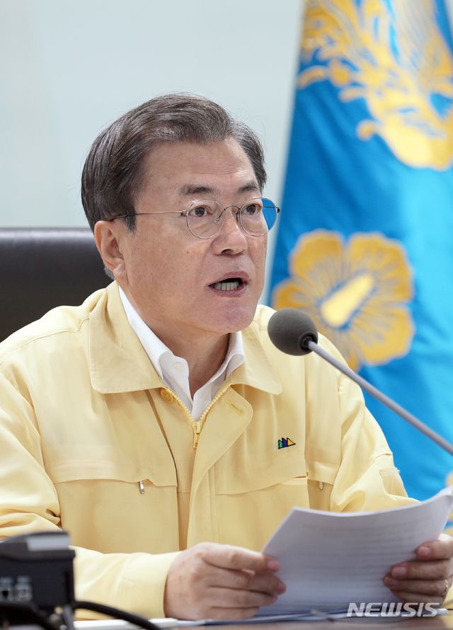 [서울=뉴시스]문재인 대통령이 4일 오후 청와대 위기관리센터에서 열린 집중호우 대처 긴급상황점검회의에 참석해 발언하고 있다.(사진=청와대 제공) 2020.08.04.   photo@newsis.com