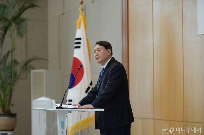 윤석열 검찰총장이 3일 대검찰청에서 열린 신임검사 신고식에서 발언하고 있다. / 사진제공=대검찰청