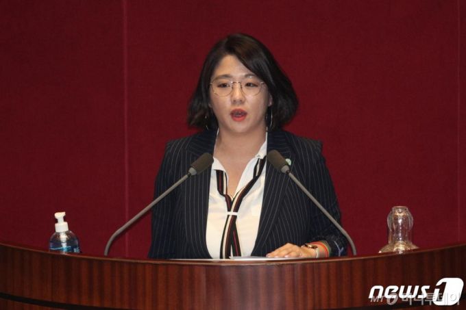 (서울=뉴스1) 성동훈 기자 = 용혜인 기본소득당 의원이 4일 오후 서울 여의도 국회에서 열린 제380회국회(임시회) 제8차 본회의에서 종합부동산세법 일부개정법률안에 대한 찬성 토론을 하고 있다. 2020.8.4/뉴스1