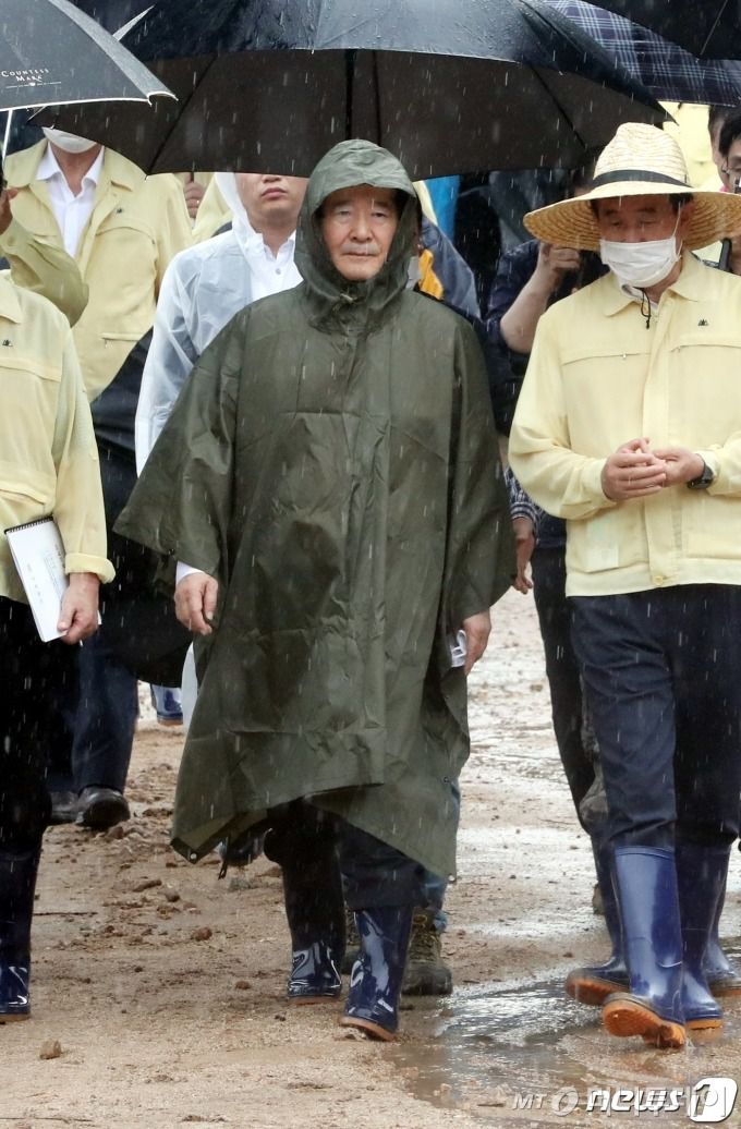 (충주=뉴스1) 김용빈 기자 = 정세균 국무총리가 5일 오후 충북 충주시 엄정면 탐방마을에서 호우피해 현장을 살펴보고 있다. 2020.8.5/뉴스1  <저작권자 ⓒ 뉴스1코리아, 무단전재 및 재배포 금지>