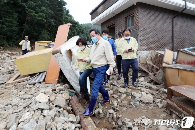 (안성=뉴스1) 조태형 기자 = 이낙연 더불어민주당 당대표 후보가 4일 오후 경기도 안성시 죽산면 남산마을을 방문해 며칠간 이어진 폭우로 인한 수해 상황을 살펴보고 있다. 2020.8.4/뉴스1  <저작권자 ⓒ 뉴스1코리아, 무단전재 및 재배포 금지>