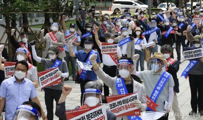 [서울=뉴시스] 박민석 기자 =대한의사협회 회원을 비롯한 집회 참가자들이 28일 오후 서울 중구 청계천 한빛광장에서 '첩약 급여화 저지를 위한 대한의사협회 결의대회'에서 구호를 외치고 있다.. 2020.06.28.   mspark@newsis.com