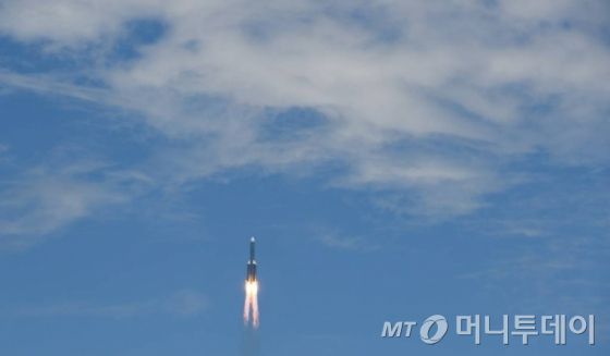 [원창우주발사장=신화/뉴시스] 중국 하이난성 원창우주발사장에서 23일 화성탐사선 톈원1호를 탑재한 창정 5호 로켓이 발사되고 있다. 2020.07.23