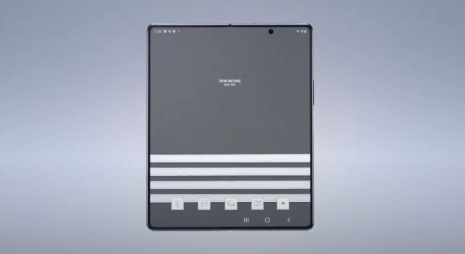 갤럭시Z 폴드2 톰브라운 에디션에 적용된 전용 테마 모습