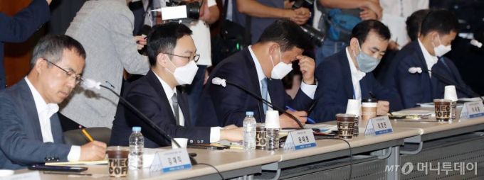 5일 서울 여의도 한국거래소에서 열린 '미래전환 K-뉴딜위원회 뉴딜펀드 정책간담회'에서 참석자들이 이해찬 더불어민주당 대표의 모두발언을 듣고 있다. / 사진=이기범 기자 leekb@