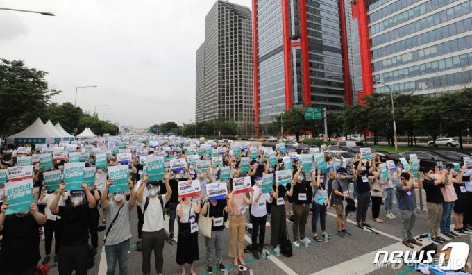 집단휴진에 들어간 의과대학 정원 확대 방안에 반대하는 전공의들이 7일 서울 영등포구 여의대로에서 피켓을 들고 있다./사진=뉴스1