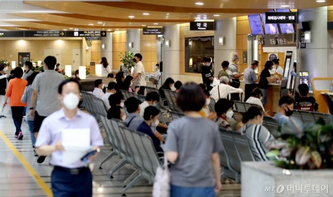 [서울=뉴시스]김병문 기자 = 전공의들이 정부의 의대 정원 확대와 공공의대 설립에 반대하며 집단 휴진에 돌입한 7일 오전 서울 서대문구 세브란스병원을 찾은 환자들로 로비가 붐비고 있다. 2020.08.07.   dadazon@newsis.com