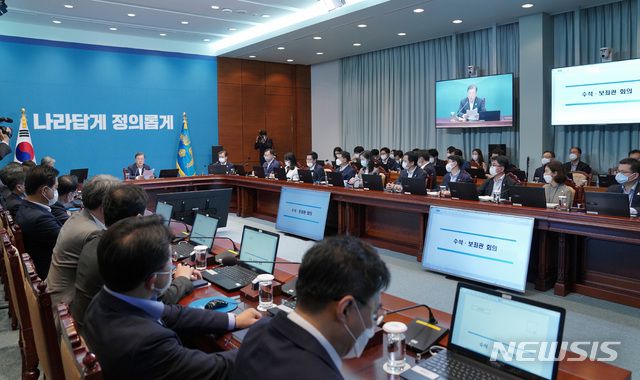 [서울=뉴시스]박영태 기자 = 문재인 대통령이 27일 청와대 여민관에서 열린 수석 보좌관회의에 참석해 발언하고 있다. 2020.07.27.  since1999@newsis.com