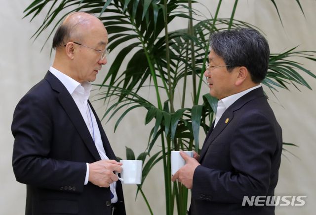 【서울=뉴시스】배훈식 기자 = 강기정(오른쪽) 청와대 정무수석과 김조원 민정수석. 2019.11.11.   dahora83@newsis.com