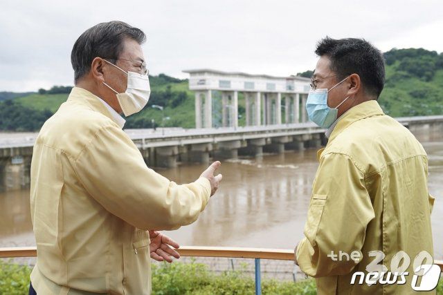 (서울=뉴스1) = 접경지역 호우 피해현장 방문에 나선 문재인 대통령이 6일 오후 경기도 연천군 군남 홍수조절댐을 방문, 권재욱 한국수자원공사 연천·포천지사장과 운영상황 및 조치사항 등에 대한 대화를 나누고 있다. (청와대 제공) 2020.8.6/뉴스1