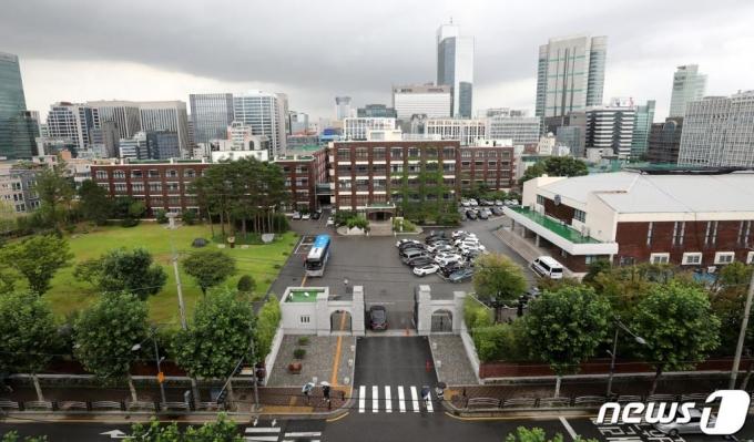 (서울=뉴스1) 박지혜 기자 = 서울시교육청이 학교법인 관계자들의 조직적인 회계부정이 사실로 드러난 서울 휘문고에 대해 자사고 지위를 박탈하는 '지정취소' 처분을 내린 데 대해 교육부가 동의했다. 교육부는 이날 "서울시교육청의 휘문의숙 및 휘문고 대상 민원감사?종합감사 결과, 법원의 관련 판결, 청문 결과 등을 충분히 검토해 휘문고 자사고 지정취소가 적정하다고 판단돼 동의하기로 결정했다"고 밝혔다. 사진은 10일 서울 강남구 대치동 휘문고등학교 모습. 2020.8.10/뉴스1