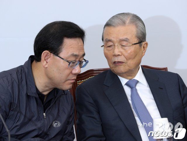 (서울=뉴스1) 신웅수 기자 = 김종인 미래통합당 비상대책위원장과 주호영 원내대표가 10일 오전 서울 여의도 국회에서 열린 미래통합당 비상대책위원회의에서 대화하고 있다. 2020.8.10/뉴스1