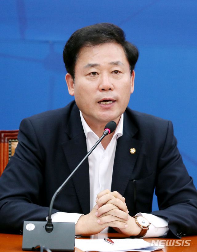 [서울=뉴시스] 김진아 기자 = 더불어민주당 송갑석 코로나19국난극복상황실 민생일자리TF팀장이 2일 서울 여의도 국회에서 열린 코로나19국난극복상황실 제1차 전체회의에서 발언을 하고 있다. 2020.07.02.   bluesoda@newsis.com