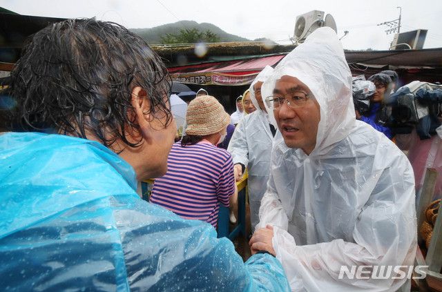 주호영 미래통합당 원내대표(왼쪽)를 비롯한 통합당 지도부가 지난 10일 오후 경남 하동군 화개면 소재 화개장터 수해현장을 찾아 재난 피해지역을 둘러보고 주민들을 위로했다. /사진=뉴시스.