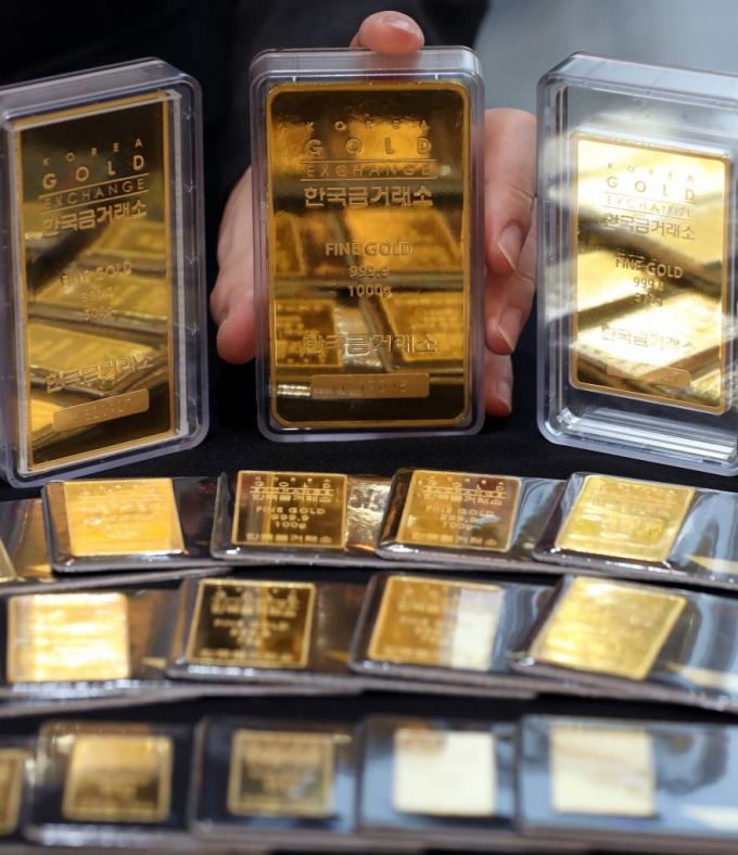 국제 금값이 사상 최고가를 경신하고 있는 가운데 29일 서울 종로구 한국금거래소에서 직원이 골드바를 들어보이고 있다./사진=이기범 기자