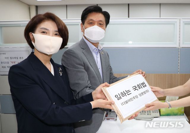 [서울=뉴시스 김진아 기자 = 더불어민주당 한정애 일하는국회 추진단장, 조승래 일하는국회 추진단 간사가 14일 서울 여의도 국회 의안과에서 더불어민주당 '일하는 국회법' 당론법안 제출을 하고 있다. 2020.07.14.   bluesoda@newsis.com