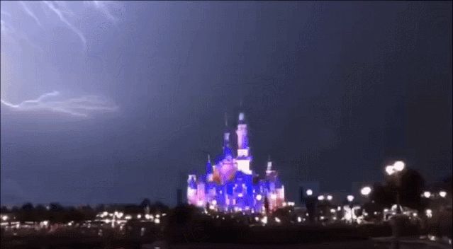 상하이 디즈니랜드 성 위로 지나가는 번개. /사진=바이두 갈무리